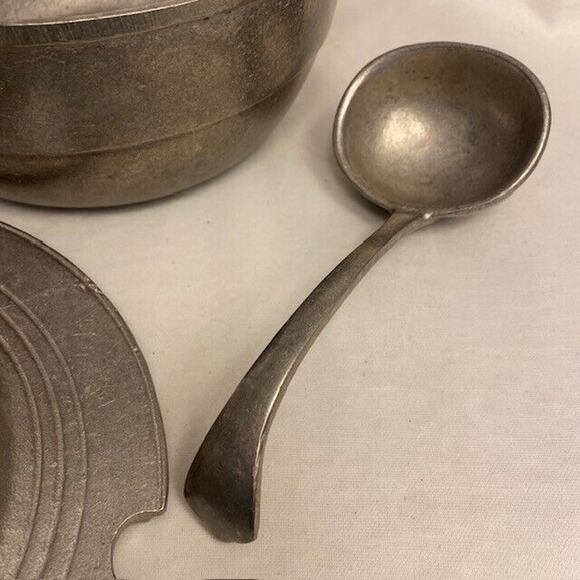 Vintage The Olde Bradford Co Pewter Soup Tureen with Spoon 12 x 7 inches - Picture 8 of 15